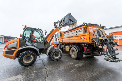 Winterdienstfahrzeug wird mit Salz beladen.