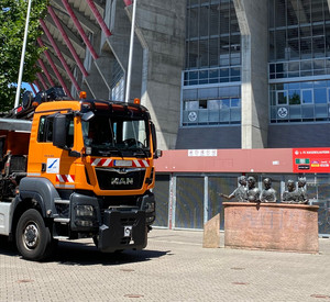 Orangener Lkw des LBM steht vorm Betze