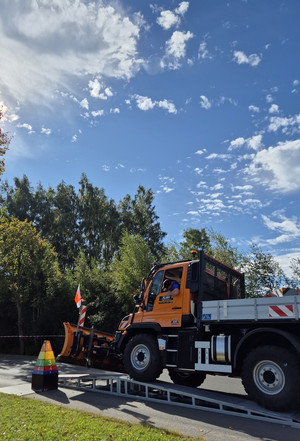 Der Unimog fährt auf einer Rampe. 