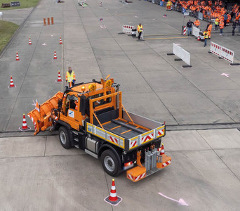 Der Unimog-Geschicklichkeits-Parcours von oben. Der Unimog fährt rückwärts durch eine Gasse.