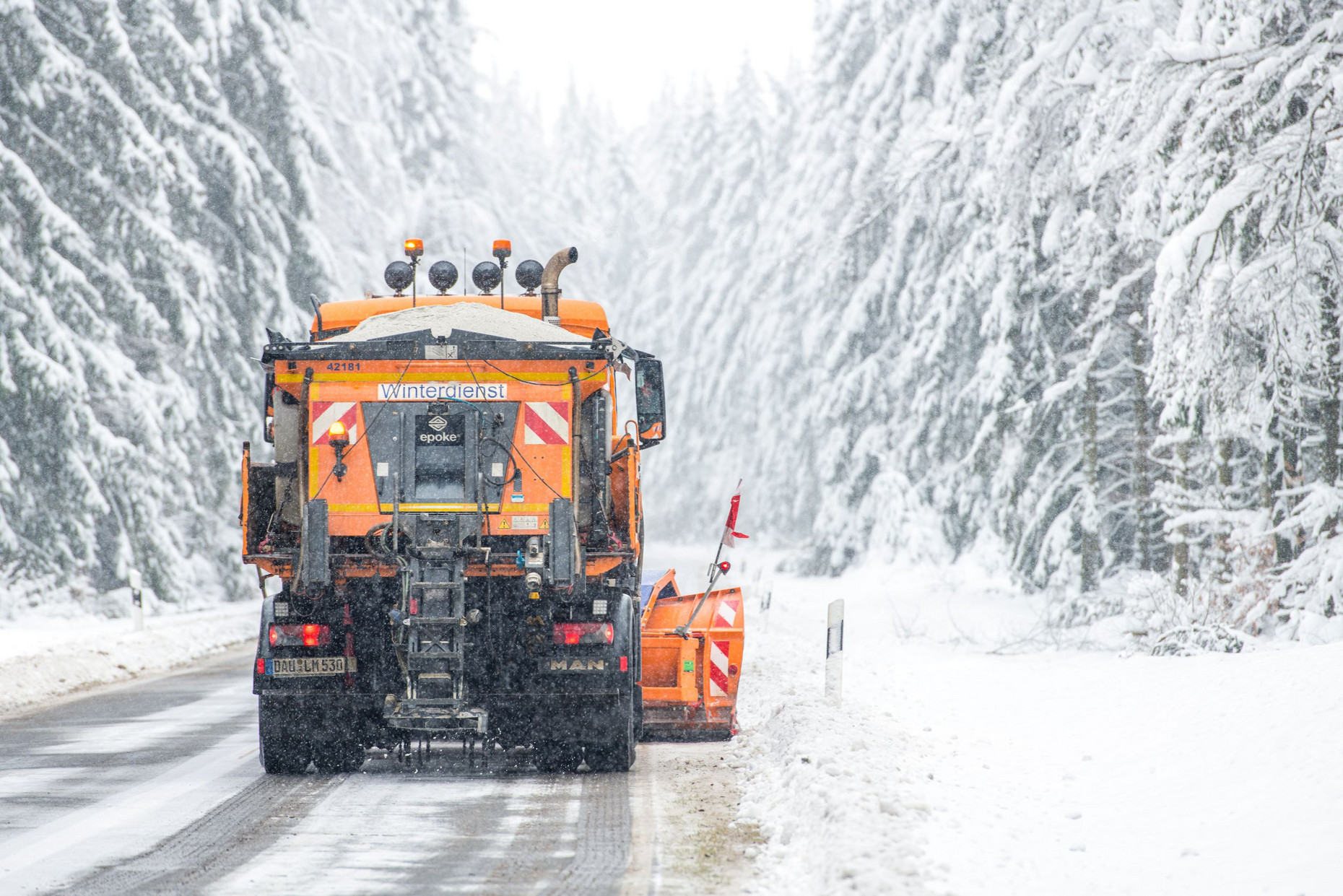 Rückansicht Winterdienstfahrzeug 