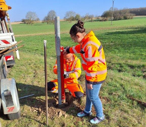 Mädchen unterstützt die Streckenkontrolle bei der Arbeit.