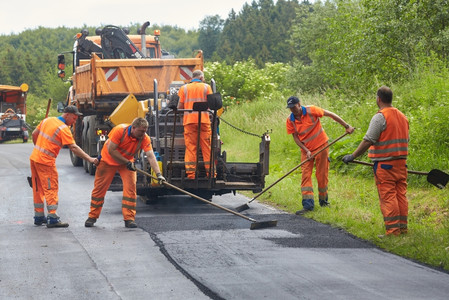 Arbeiter arbeiten an Straße