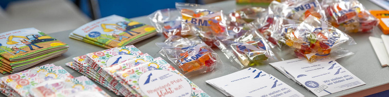 verschiedene Give Aways liegen auf einem Tisch 