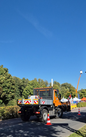 Der Unimog fährt Rückwärts durch eine Slalom-Gasse. 