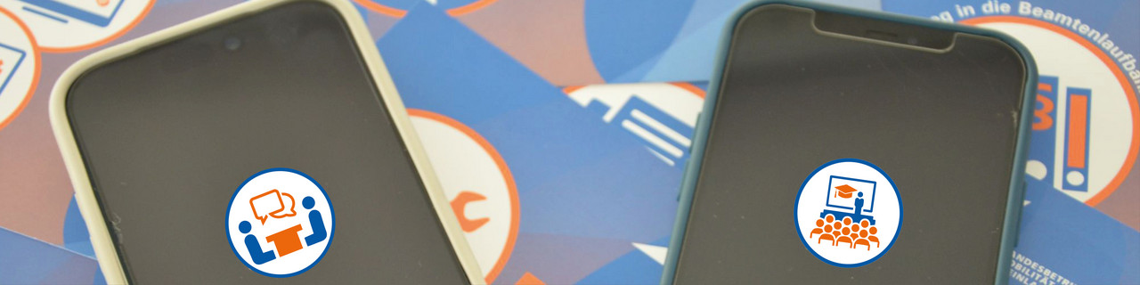 Zwei Smartphones liegen nebeneinander auf Postkarten, die über die Ausbildungsangebote informieren. Auf den Smartphones befindet sich jeweils ein Icon mit zwei Personen, die sich unterhalten und einer Klasse mit einem Lehrer, der an der Tafel steht. 