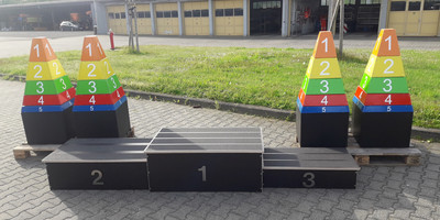 Das LBM-Siegertreppchen und bunte Pyramiden aus Holzklötzen.