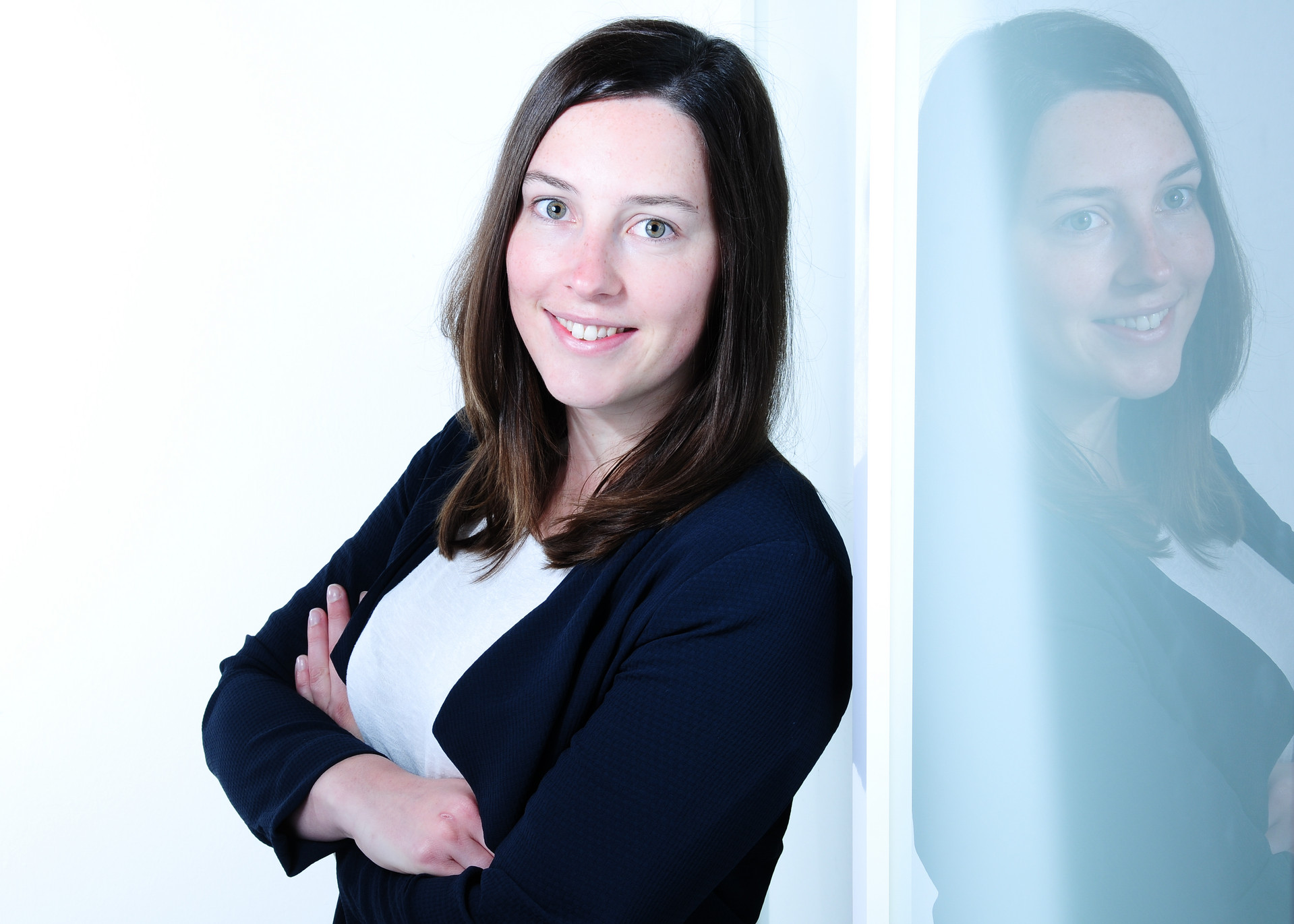 Auf dem Foto ist die Bauingenieurin Lisa Müller zu sehen. Sie lächelt und verschränkt ihre Arme.