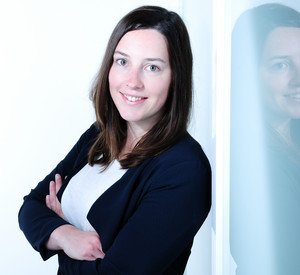 Auf dem Foto ist die Bauingenieurin Lisa Müller zu sehen. Sie lächelt und verschränkt ihre Arme. 